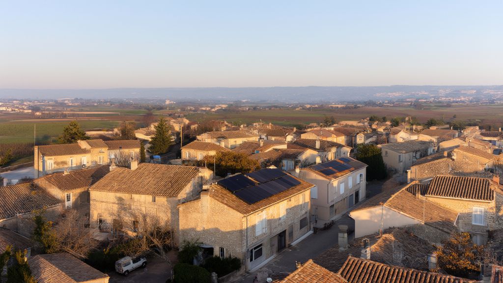 Village du sud de la France vu du ciel, avec des panneaux solaires sur les toits de tuiles
